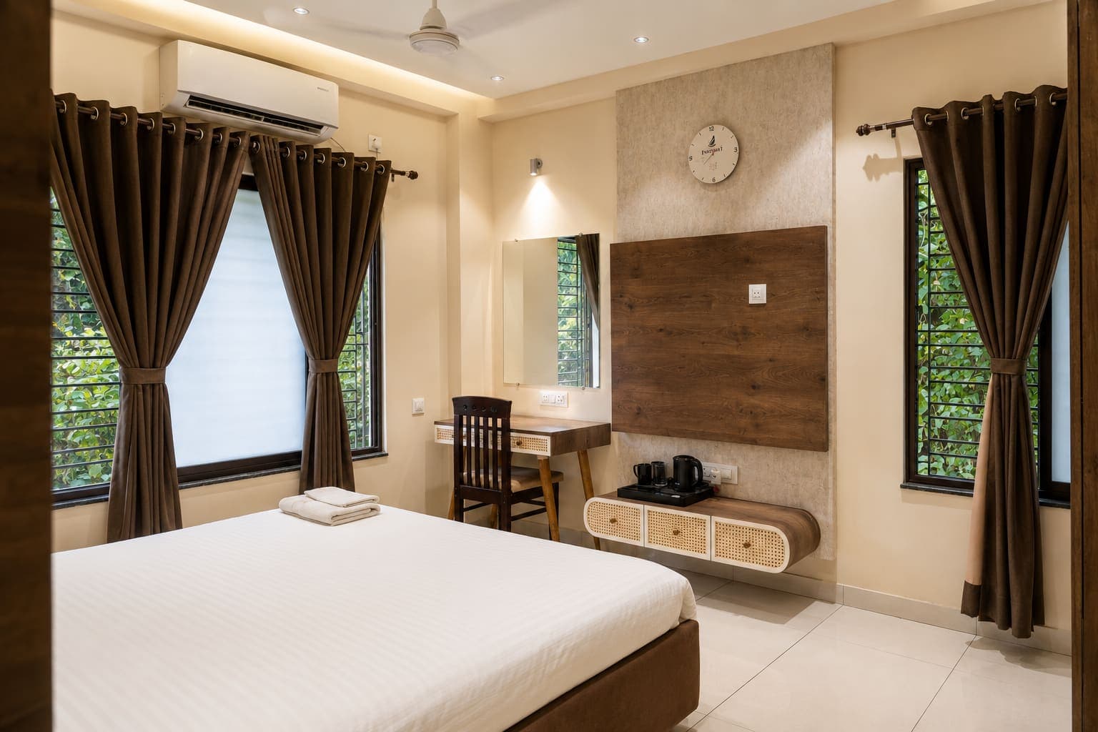 Guest room with a work desk and tea and coffee facilities
